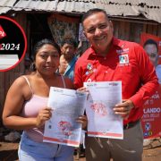 El candidato de la coalición Fuerza y Corazón por México a la diputación federal por el distrito tres, invirtió el día para saludar y entregar un detalle a las madres del sur de Mérida