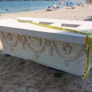 Usaban un sarcófago como mesa en un bar