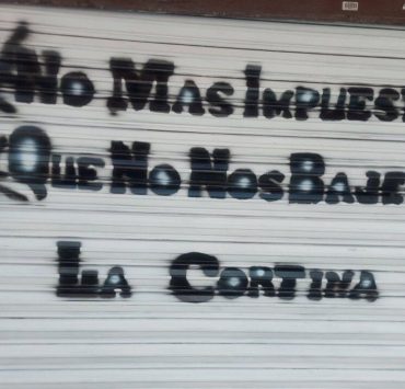 Tienditas protestan con cierre simbólico ante aumento al IEPS